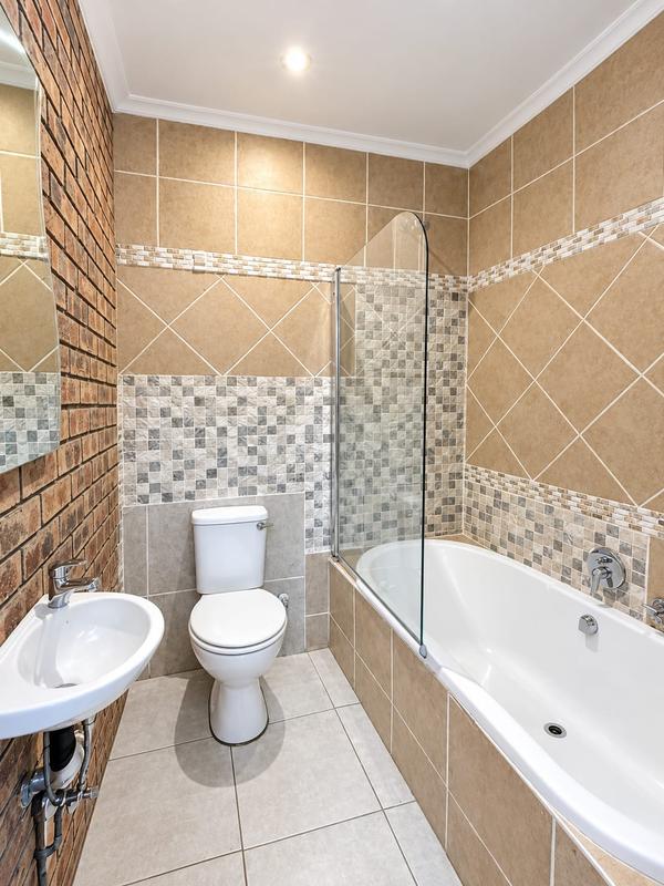 To Let 4 Bedroom Property for Rent in Southernwood Eastern Cape